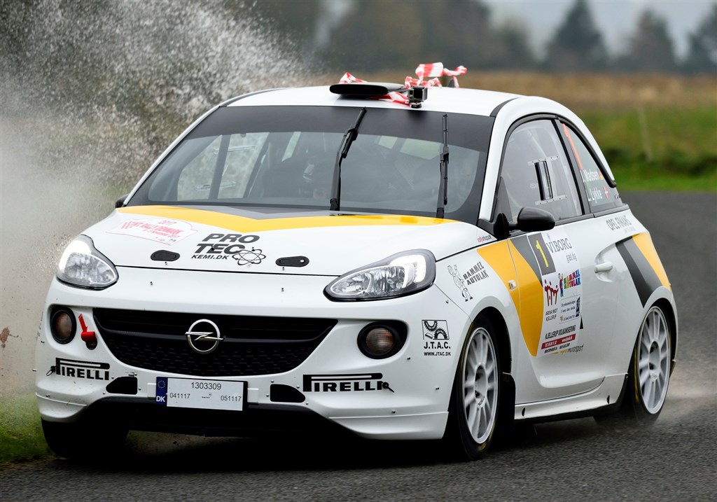 Jacob Madsen og Line Lykke Jensen lagde hårdt ud i Rally Denmark i deres Opel ADAM R2. Her skærer de et hurtigt sving og sender en kaskade af vand i
(Foto: Michael Eisenberg)